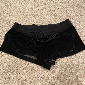 black hardtail shorts